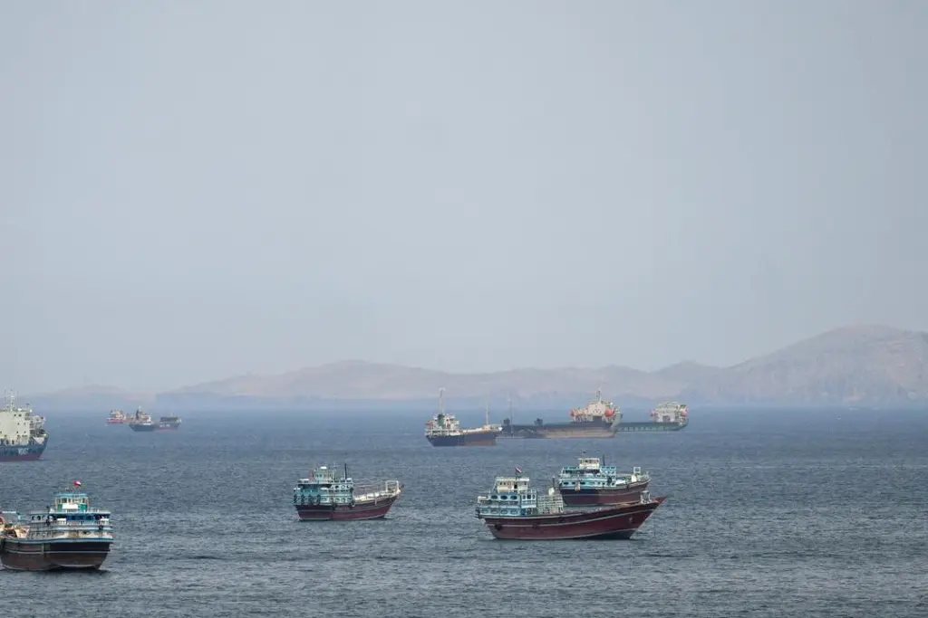 Pétroliers au mouillage près des côtes iraniennes, alors que les États-Unis ordonnent leur départ