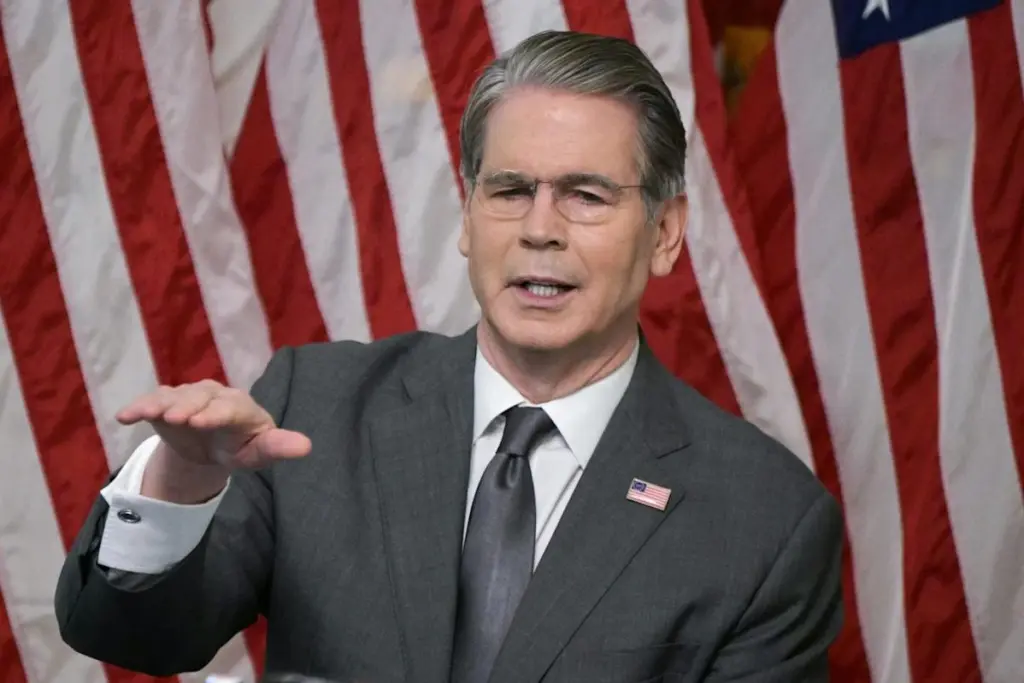 Pile de documents et formulaire de remboursement de droits de douane, avec une petite PME en arrière-plan