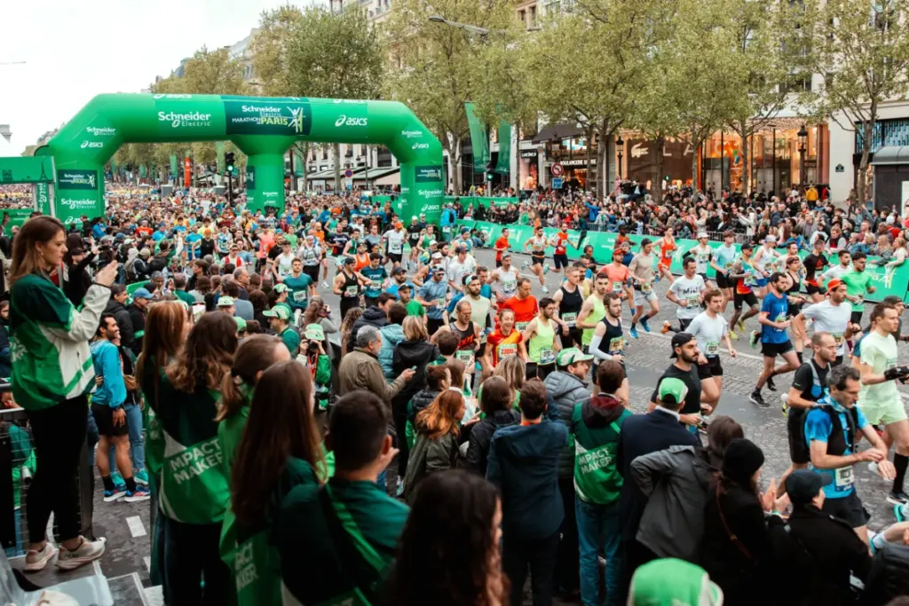 Plan du métro RATP affichant une « ligne secrète » spéciale Marathon de Paris, avec stations en surbrillance
