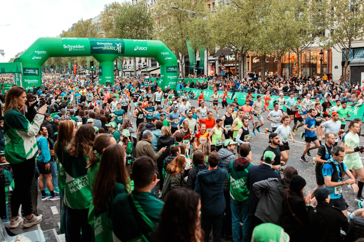 Plan du métro RATP affichant une « ligne secrète » spéciale Marathon de Paris, avec stations en surbrillance