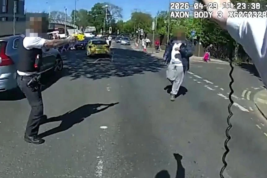 Police arrêtant un suspect à Golders Green, agents en uniforme autour d’une voiture, scène filmée