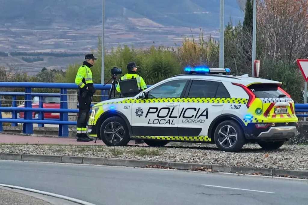Police de Logroño contrôlant la vitesse d’une voiture avec un radar sur une route urbaine