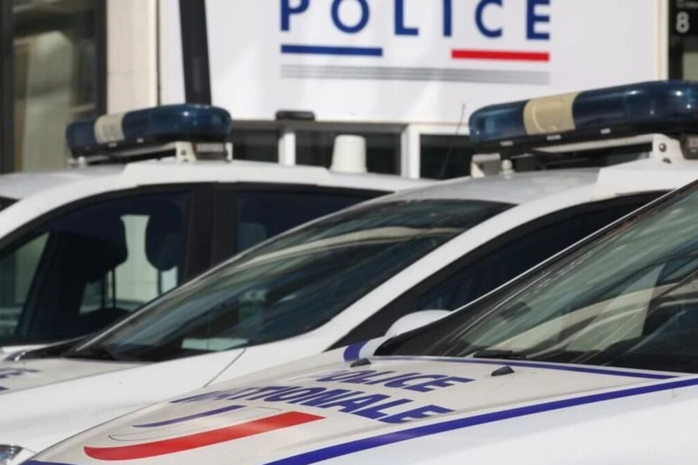 Policier hors service blessé au couteau, entouré de secours sur un trottoir à Paris, près de deux femmes