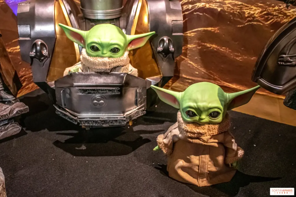 Pop-up Star Wars géant de 300 m² à Paris, vitrines illuminées et visiteurs devant l’entrée décorée