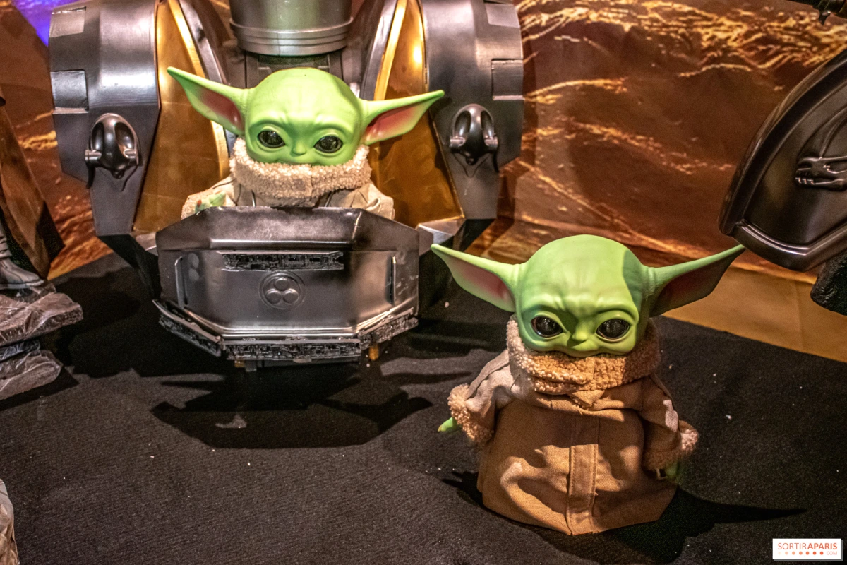Pop-up Star Wars géant de 300 m² à Paris, vitrines illuminées et visiteurs devant l’entrée décorée