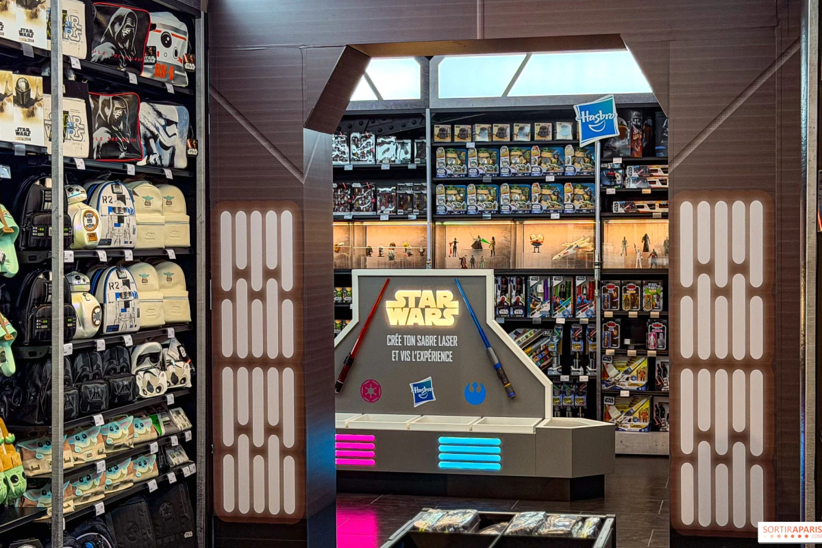 Pop-up store Star Wars à Paris avec vitrines lumineuses, figurines et produits dérivés exposés sur étagères