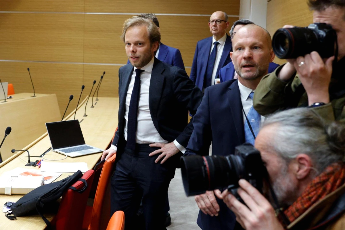 Portrait de Charles Alloncle en costume, regard vers l’objectif, sur fond neutre ou institutionnel.