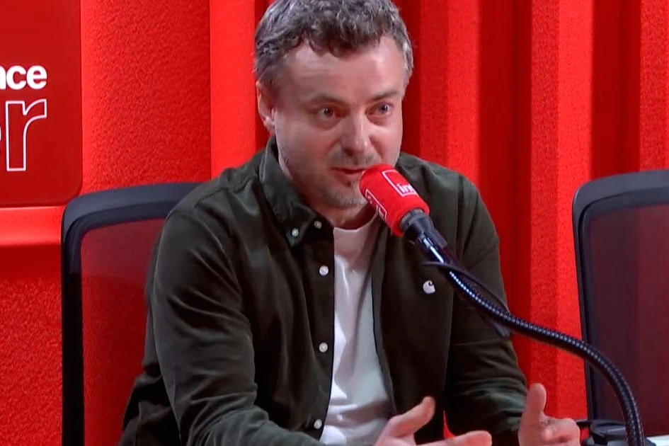 Portrait de Frédéric Pommier, regard sérieux, en gros plan sur fond sombre, éclairage doux.