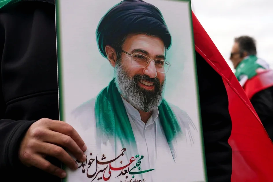 Portrait du nouveau guide suprême iranien, visage marqué de graves blessures défigurantes, en gros plan.