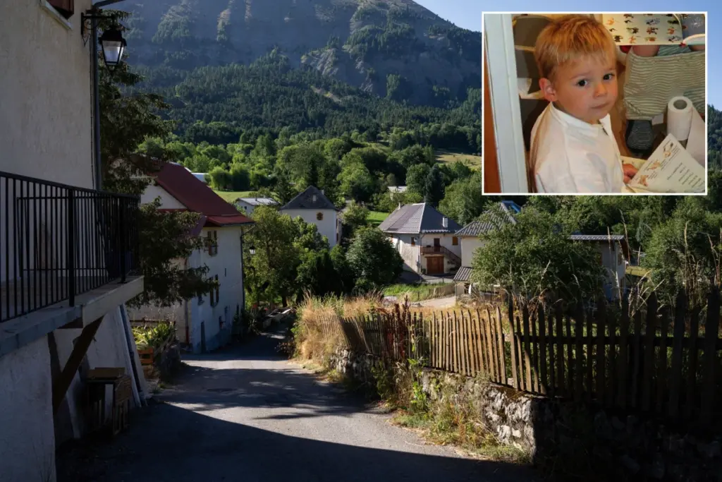 Portrait du petit Émile affiché sur un écran, avec ruban noir et bougies allumées au premier plan