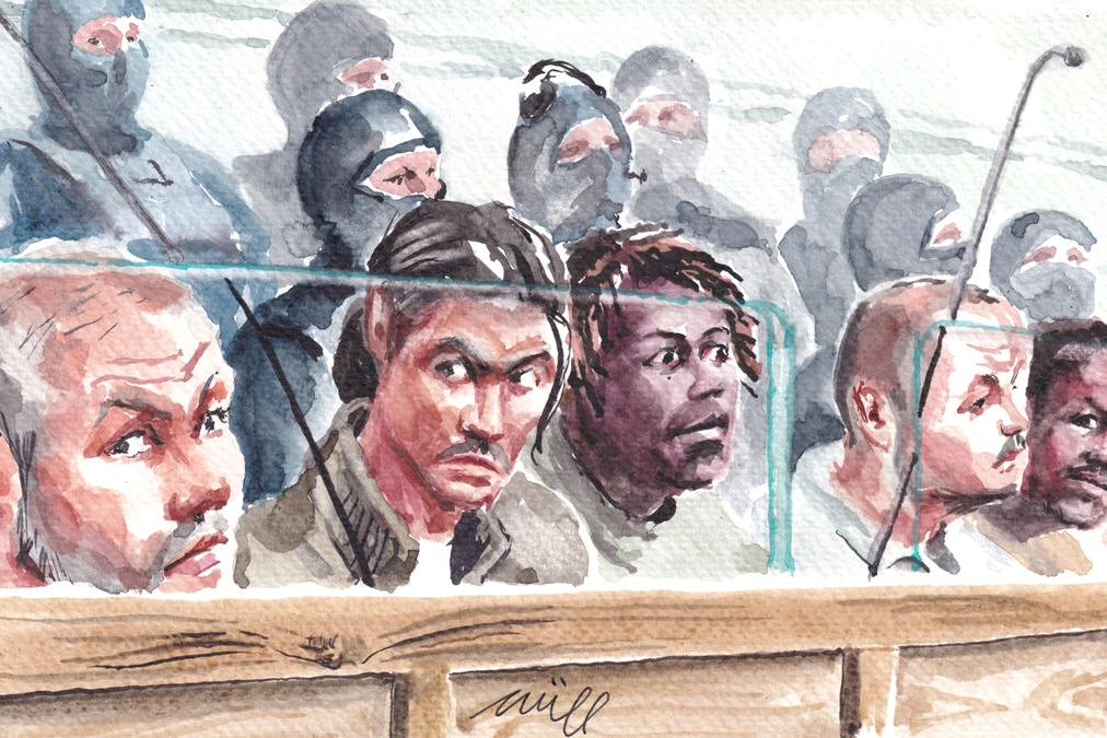 Prévenus de la DZ Mafia encadrés par des gendarmes dans une salle d’audience, au procès.