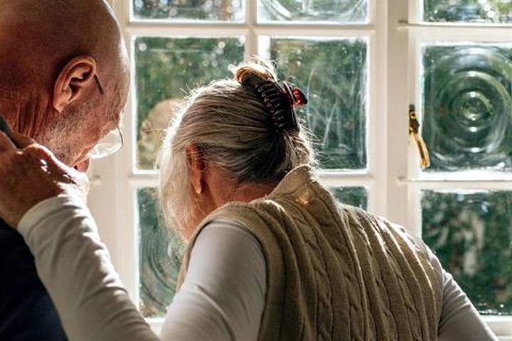 Professionnels de santé en discussion dans un service hospitalier, illustrant la stratégie de soins palliatifs élargie