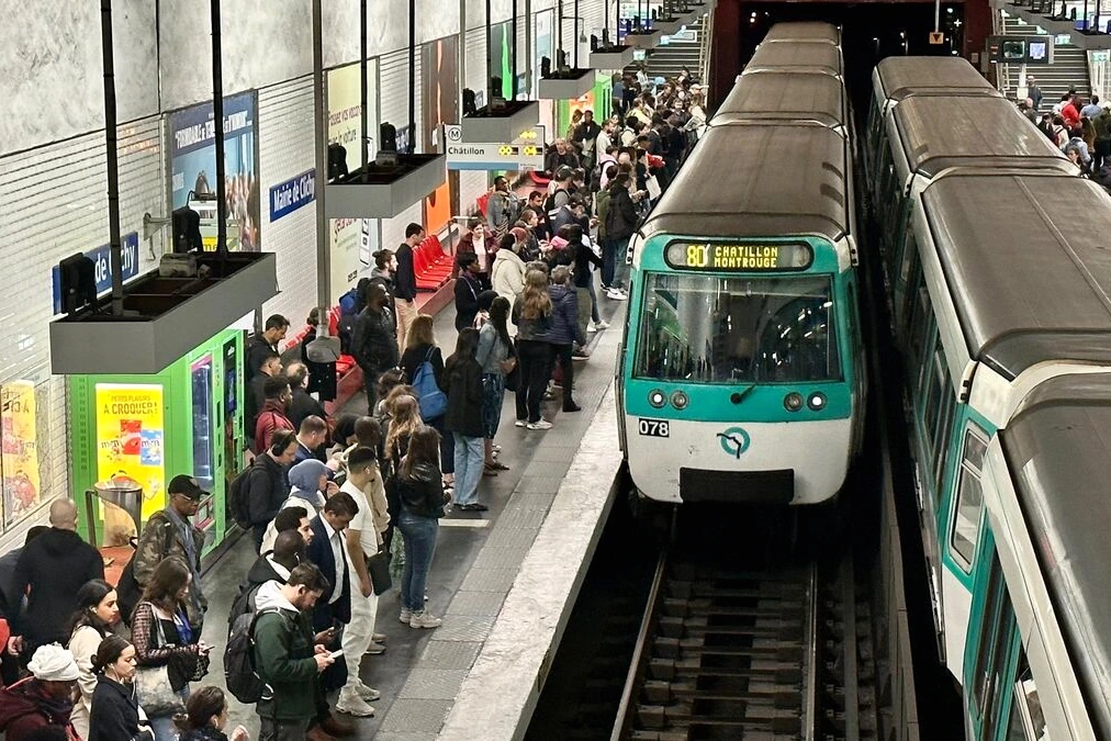 Quai de métro à Paris avec panneau indiquant l’arrêt de la ligne 13 certains dimanches matin