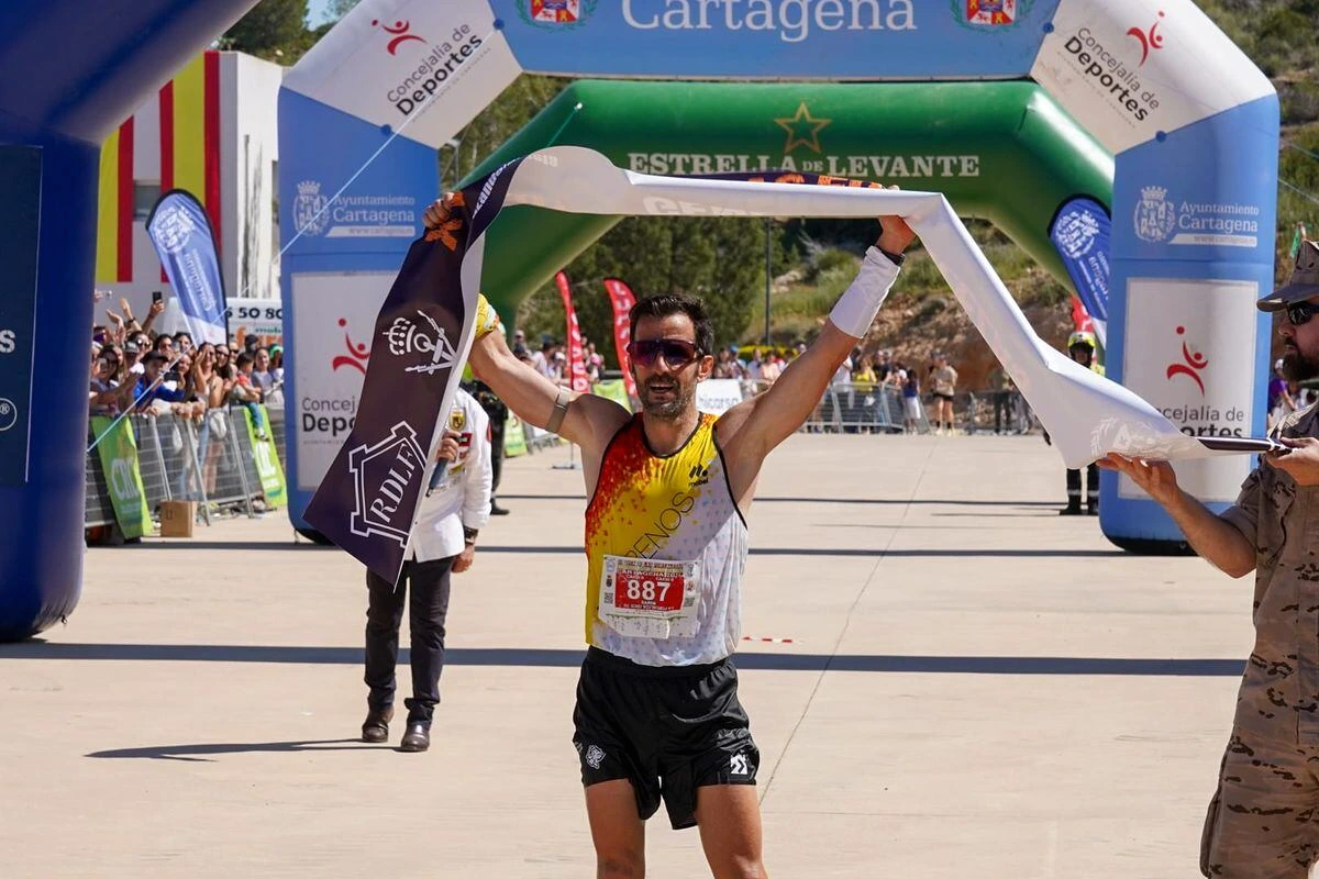 Ramón Navarro et Ana Isabel Cánovas franchissent la ligne d’arrivée de la XV Ruta de las Fortalezas