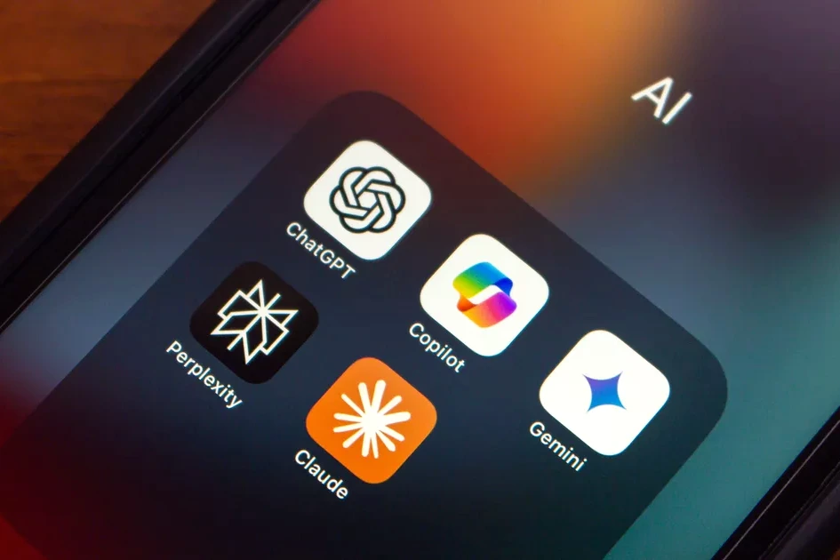 Robot humanoïde face à un écran lumineux affichant une IA, câbles et circuits visibles en arrière-plan