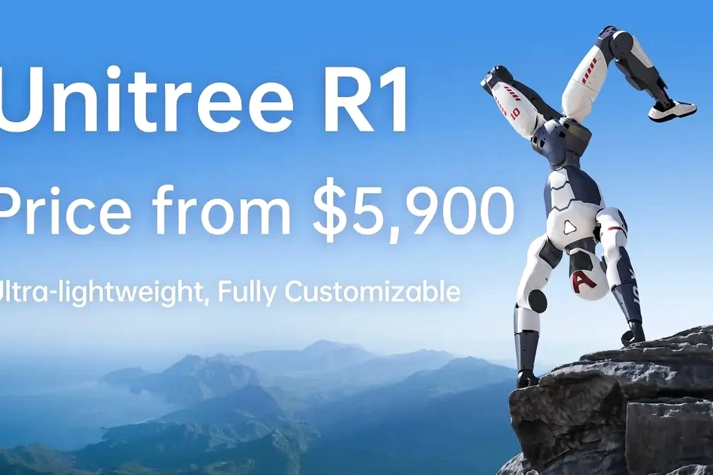 Robot humanoïde grand public présenté sur un fond clair, avec écran affichant AliExpress en arrière-plan