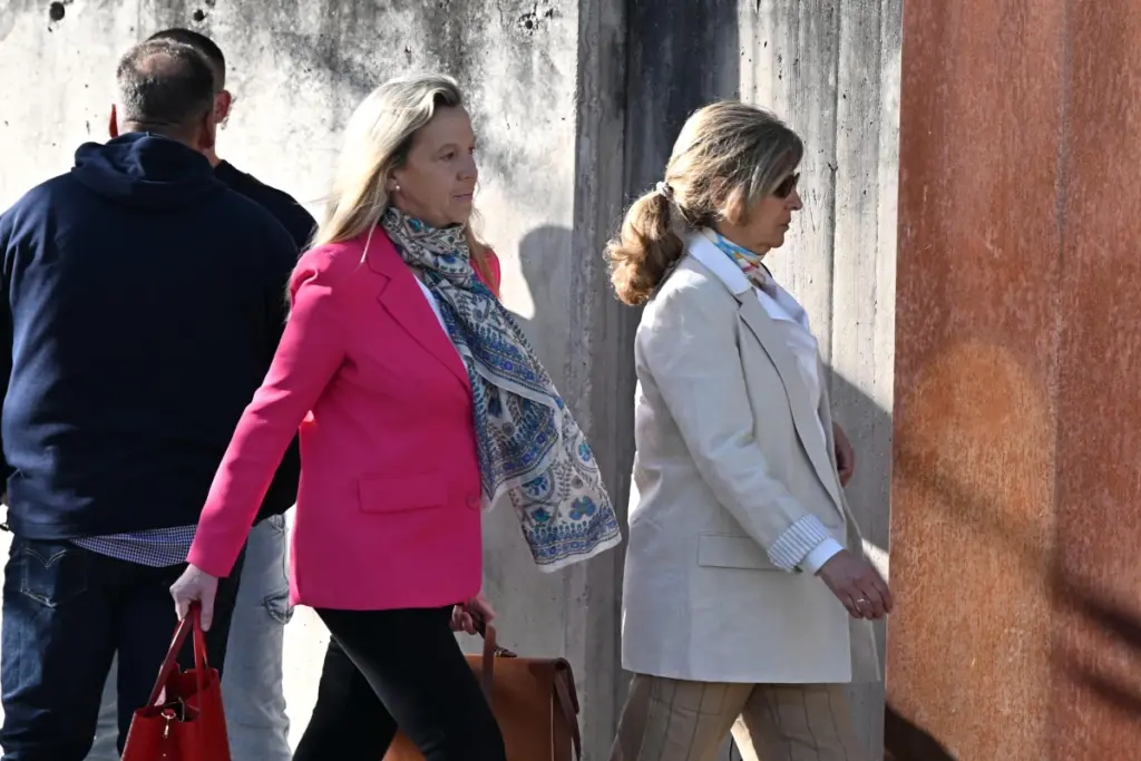 Rosalía Iglesias devant un tribunal, entourée de journalistes et de caméras, expression sérieuse.
