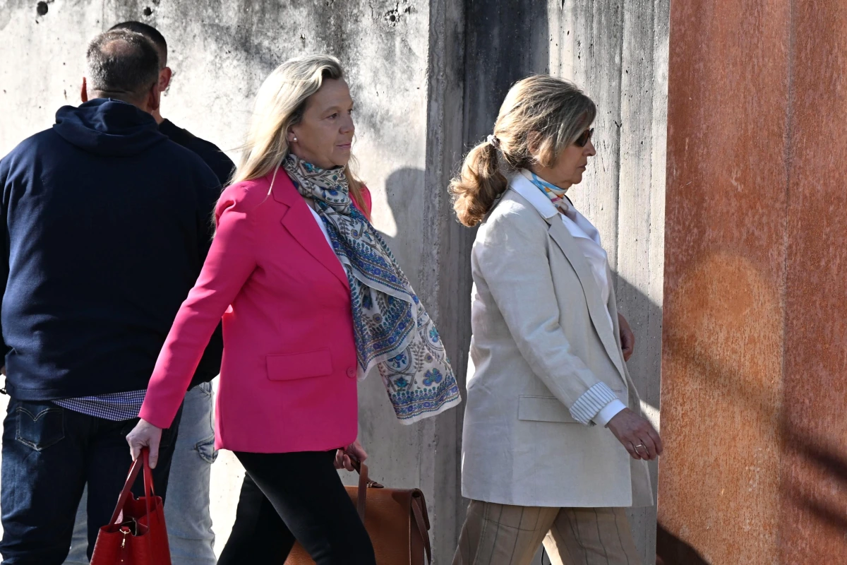 Rosalía Iglesias devant un tribunal, entourée de journalistes et de caméras, expression sérieuse.