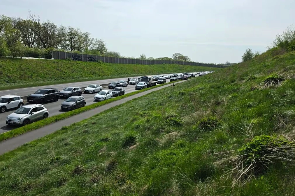 Route d’accès à l’aéroport de Manchester fermée, police et barrières bloquant la chaussée après accident de moto