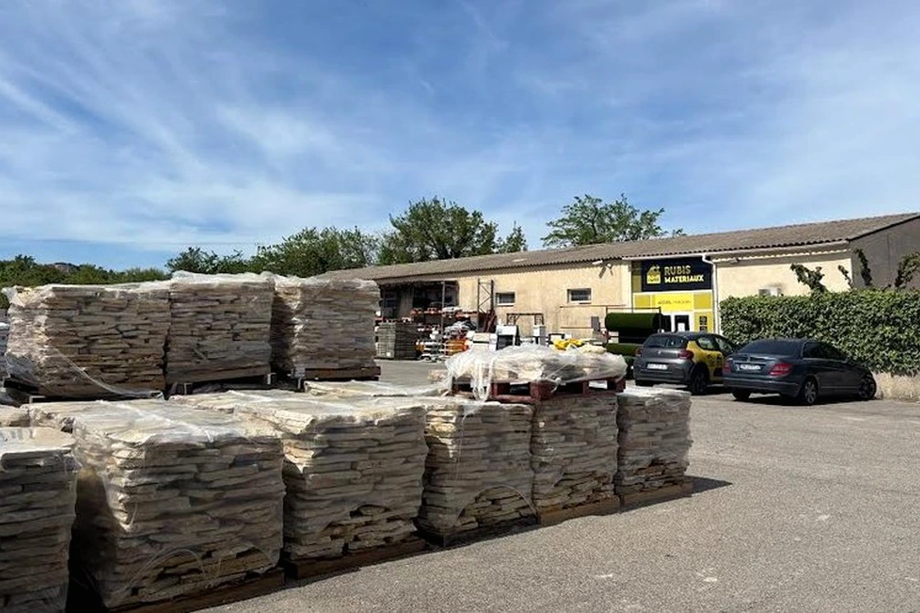 Ruban de police et gyrophare près d’un chantier, évoquant l’accident mortel d’un ado de 15 ans