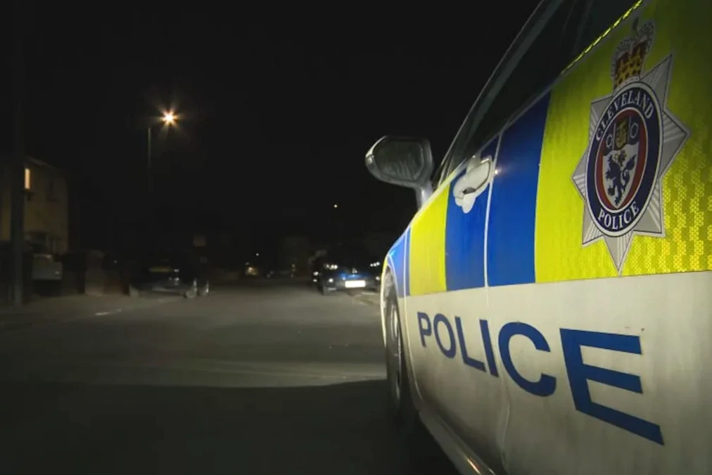 Ruban de police et véhicules d’urgence près d’une maison dans le North Yorkshire après attaque de chien présumée