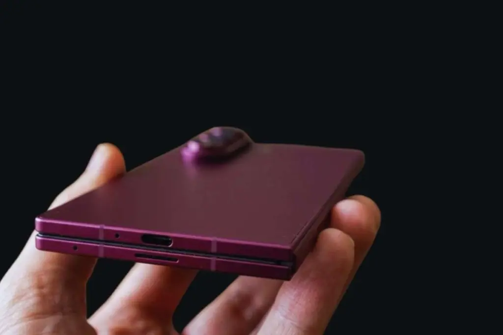 Samsung Galaxy Z Fold 8 plié et déplié avec un nouveau S Pen posé à côté sur fond sombre