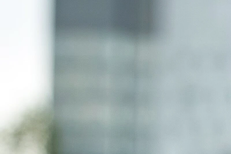 Sans-abri devenu marathonien courant sur route, portant un dossard, avec des spectateurs en arrière-plan