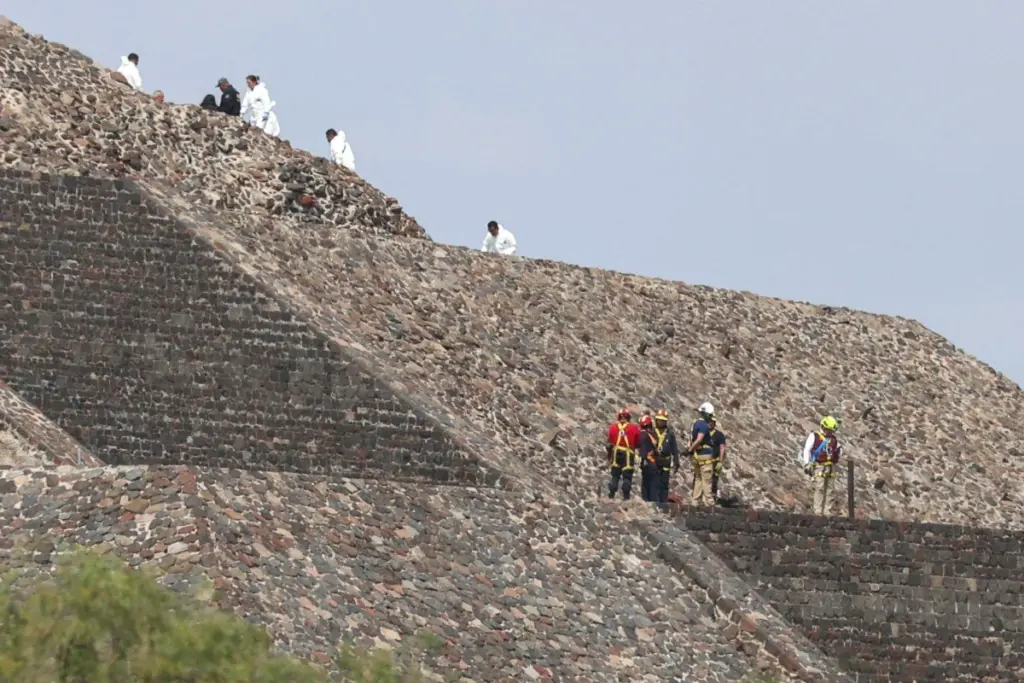 Scène à Teotihuacán, Mexique : policiers et ruban de sécurité près d’une zone bouclée après l’attaque.