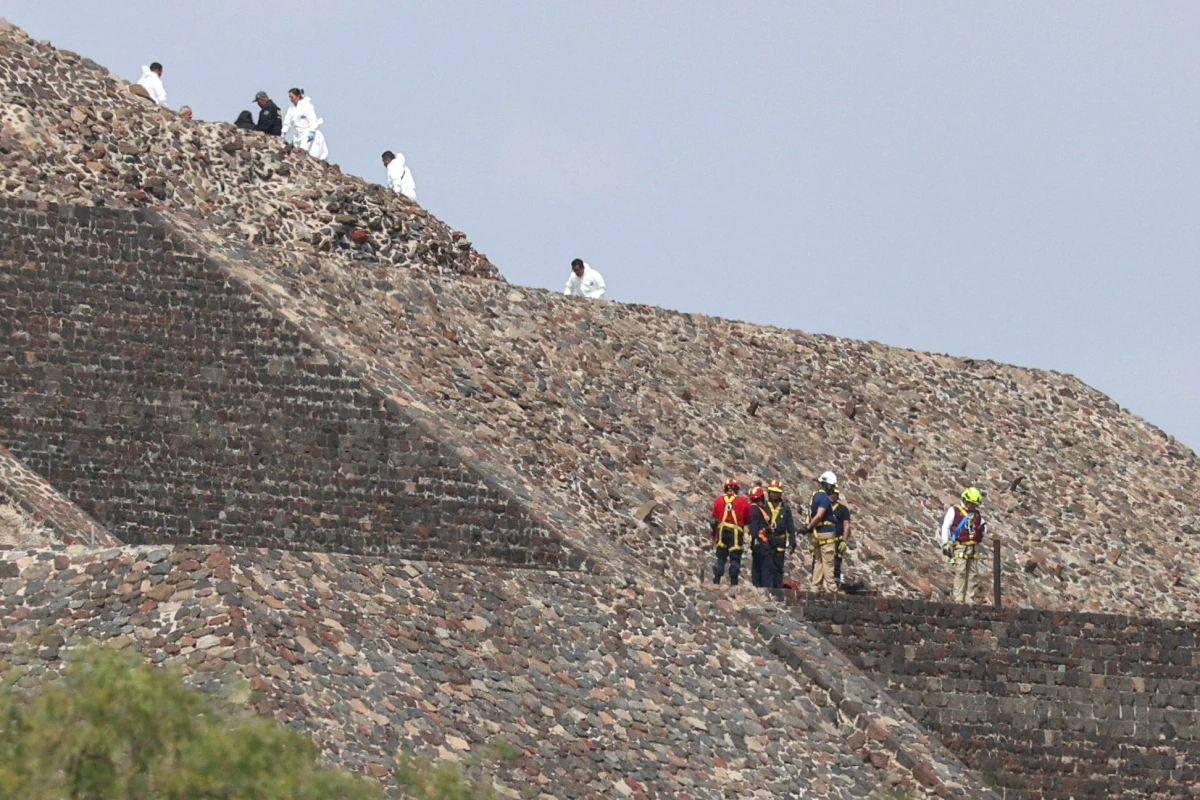 Scène à Teotihuacán, Mexique : policiers et ruban de sécurité près d’une zone bouclée après l’attaque.