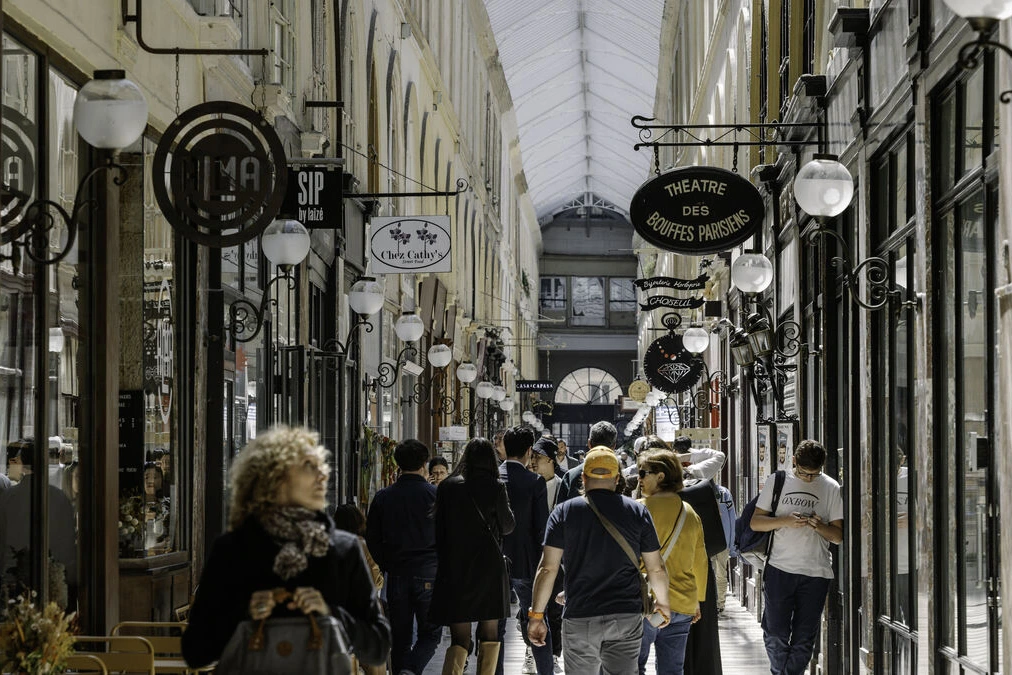 Scène de cambriolage à Paris : policiers en combinaison prélèvent des traces d’ADN dans un appartement.