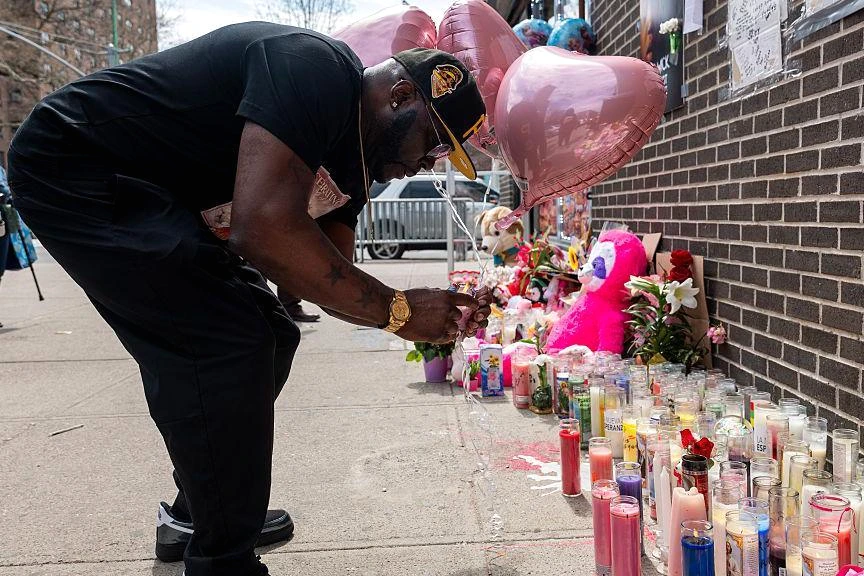 Scène de rue à New York avec une poussette de bébé près de la police, un homme menotté au premier plan