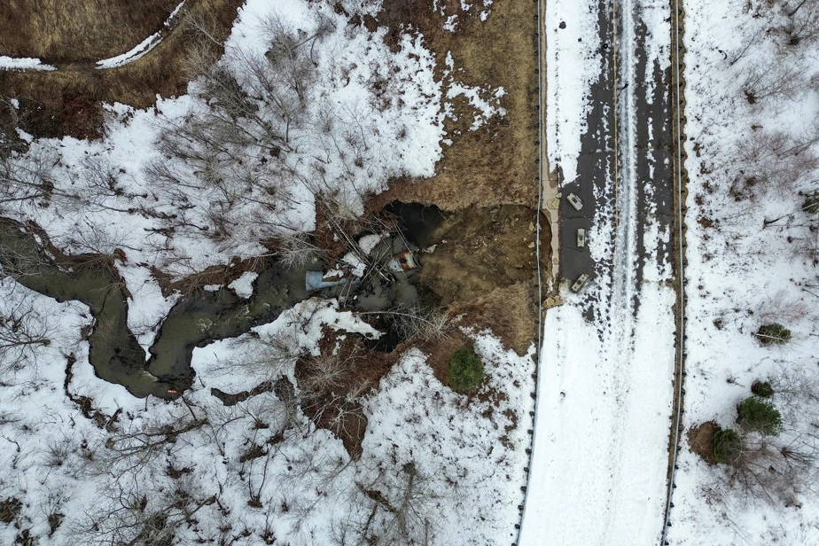 Shawiniganais évacués près de maisons endommagées, route fissurée et talus effondré après glissement de terrain