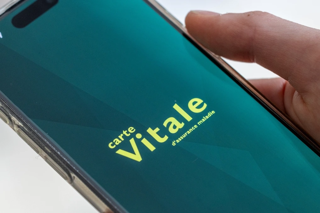 Smartphone affichant l’application Carte Vitale avec écran de connexion et icône de cadenas de sécurité