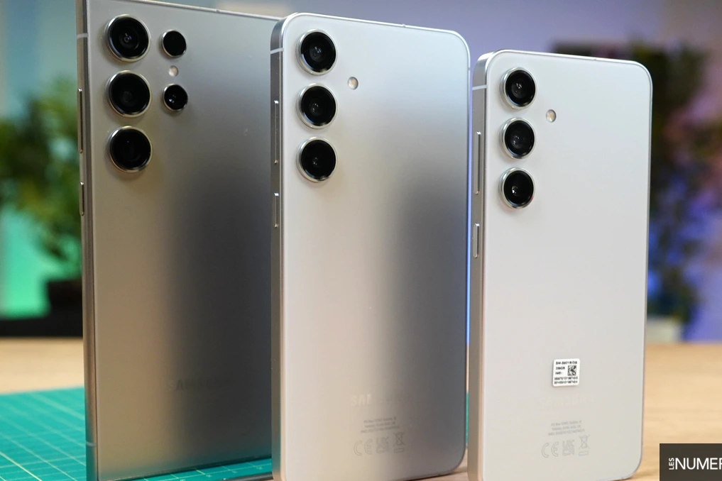 Smartphone Samsung Galaxy S24 affichant un écran de mise à jour, avec icône de sécurité et cadenas en surimpression