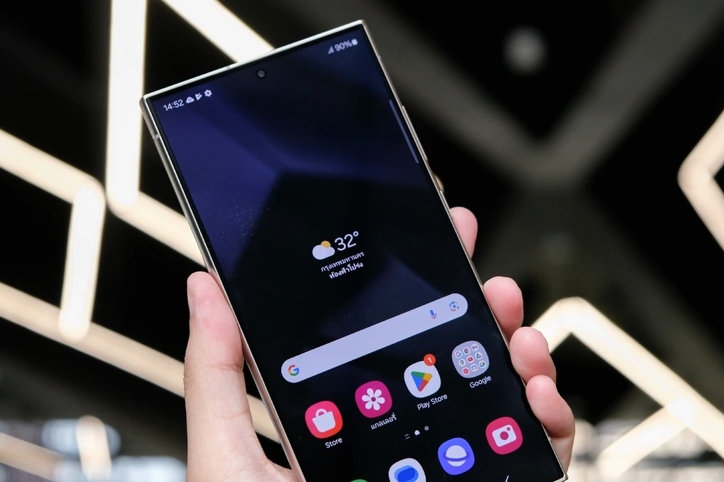 Smartphones Samsung Galaxy S25 et S24 affichant un écran de mise à jour, avec icône de batterie faible et chaleur