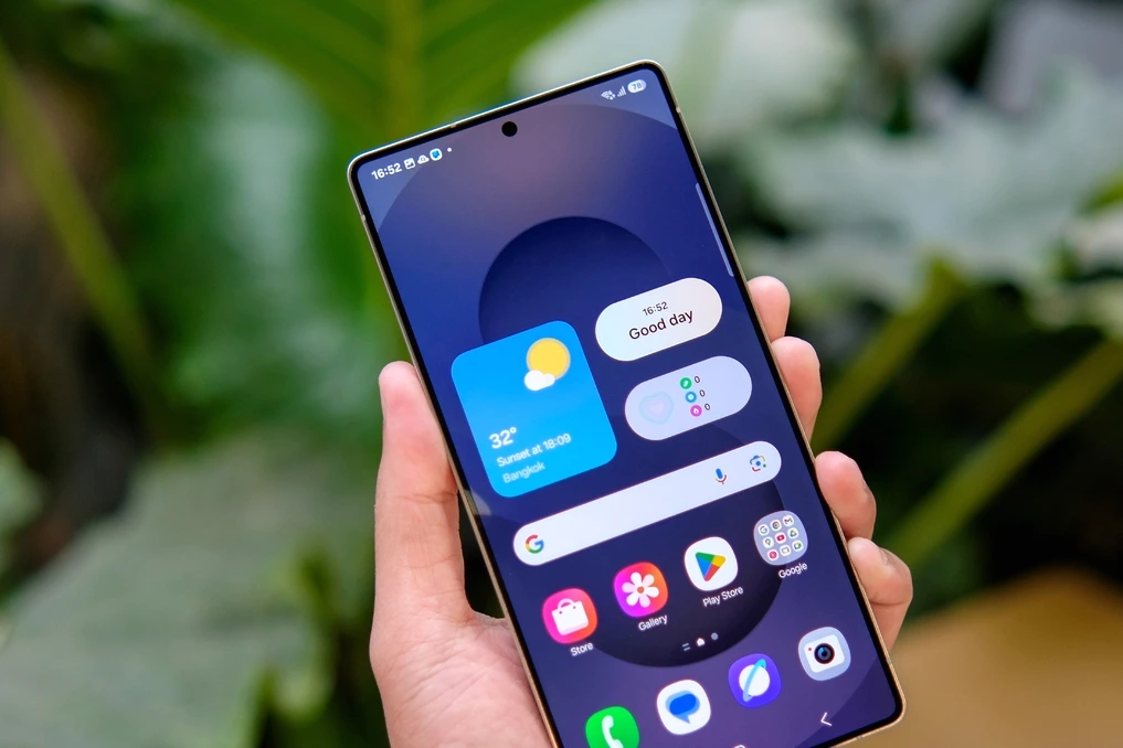 Smartphones Samsung Galaxy S25, S24 et S23 affichant une notification de mise à jour d’avril 2026