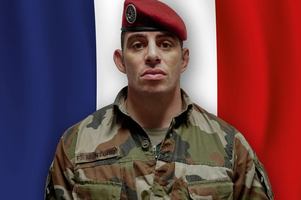 Soldats en tenue camouflée près d’un véhicule militaire sur une route, après une embuscade mortelle