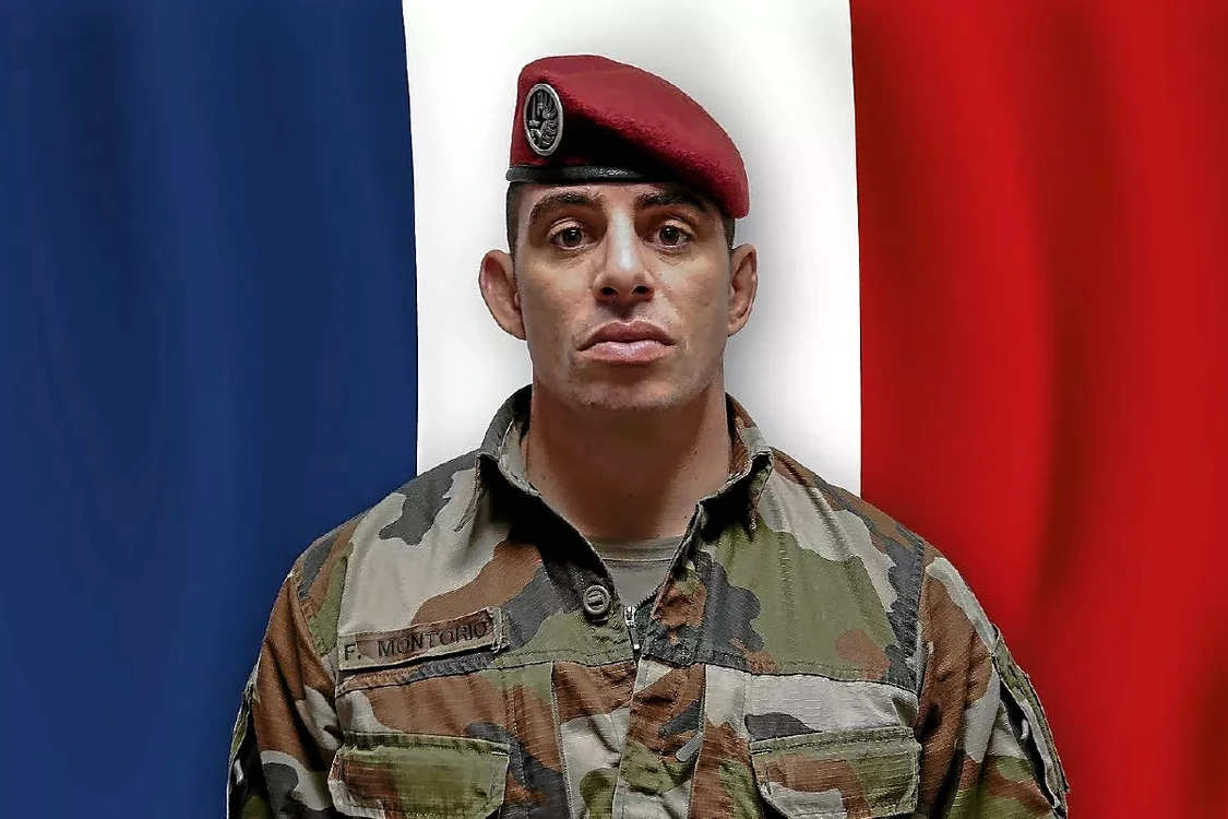 Soldats français en uniforme près d’un véhicule blindé, en patrouille dans le Sud-Liban.