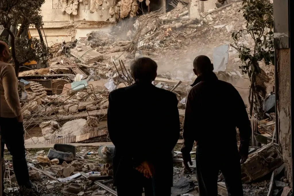 Soldats israéliens et blindé près de la frontière, fumée au loin au Liban, mention du Hezbollah