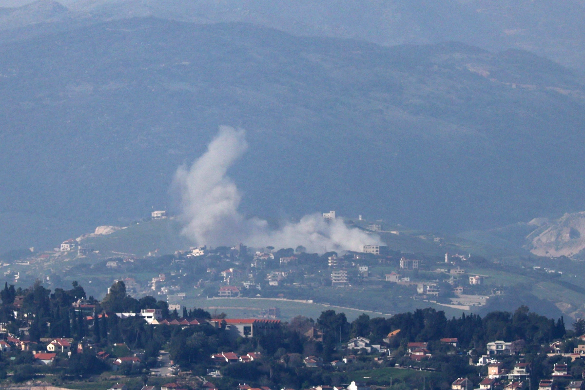 Soldats israéliens près de la frontière avec le Liban, véhicules militaires et barbelés au premier plan