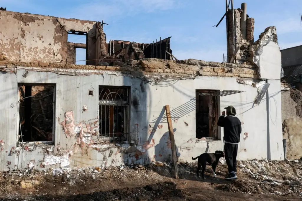 Soldats ukrainiens et russes libérés se serrant la main lors d’un échange de prisonniers, en extérieur