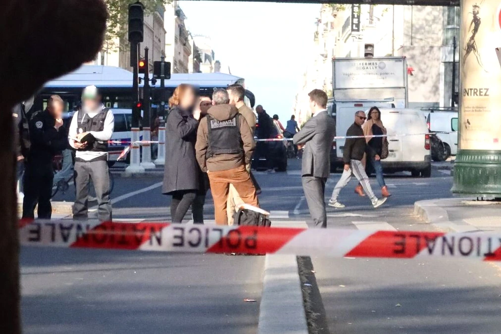 Station de métro à Paris avec ruban de police et secours, après un homme tué d’un coup de couteau