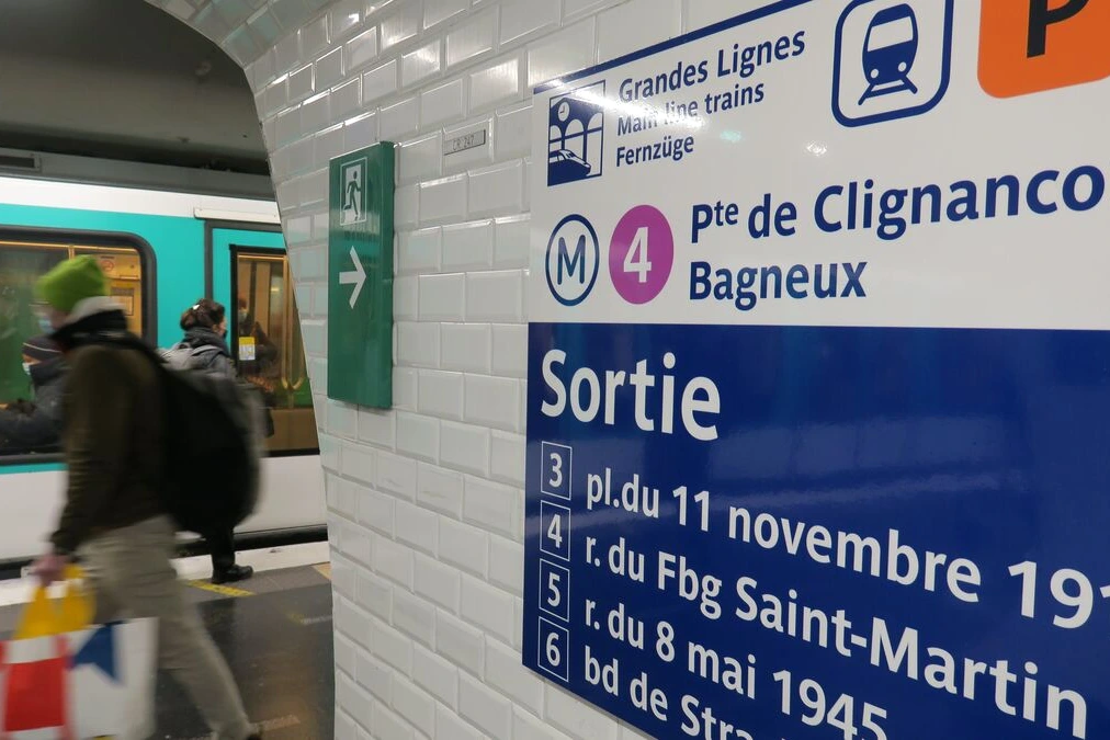 Station du métro parisien sur la ligne 4, quais vides et panneaux annonçant la fermeture lundi matin