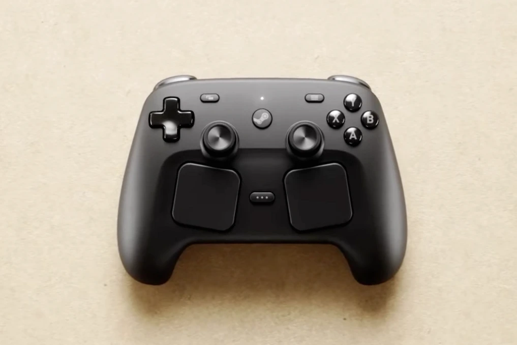 Steam Controller (2026) de Valve posé sur une table, avec boutons et pavé tactile visibles, éclairage doux