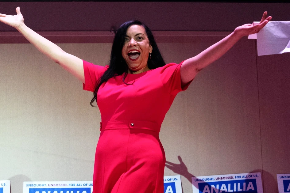 Steve Kornacki devant un écran de cartes électorales, analysant les résultats au New Jersey.