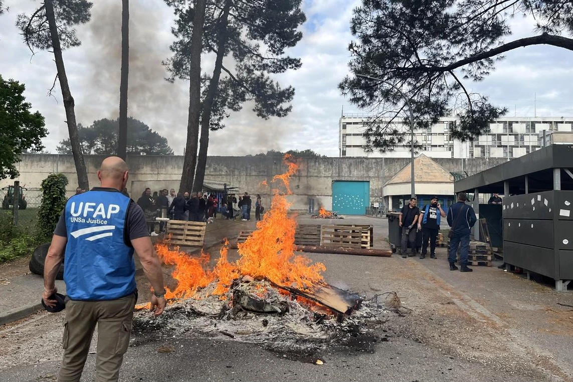 Surveillants pénitentiaires devant la prison de Bordeaux-Gradignan, banderoles et barrières bloquant l’entrée