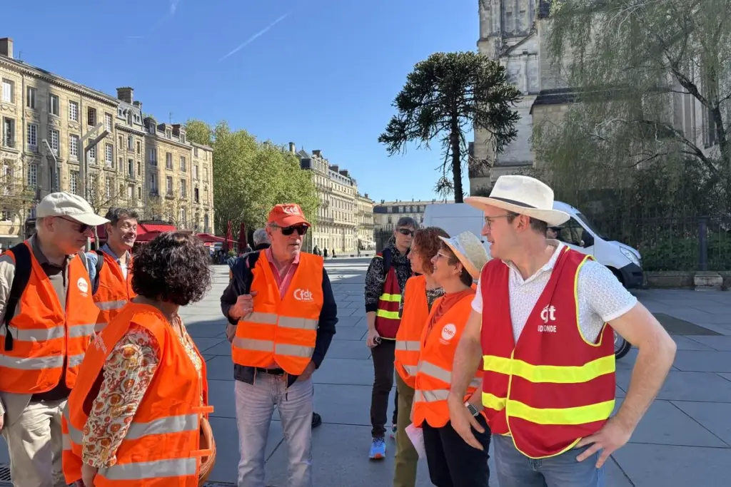 Syndicats en manifestation à Bordeaux, banderoles et drapeaux brandis contre la loi sur le 1er mai