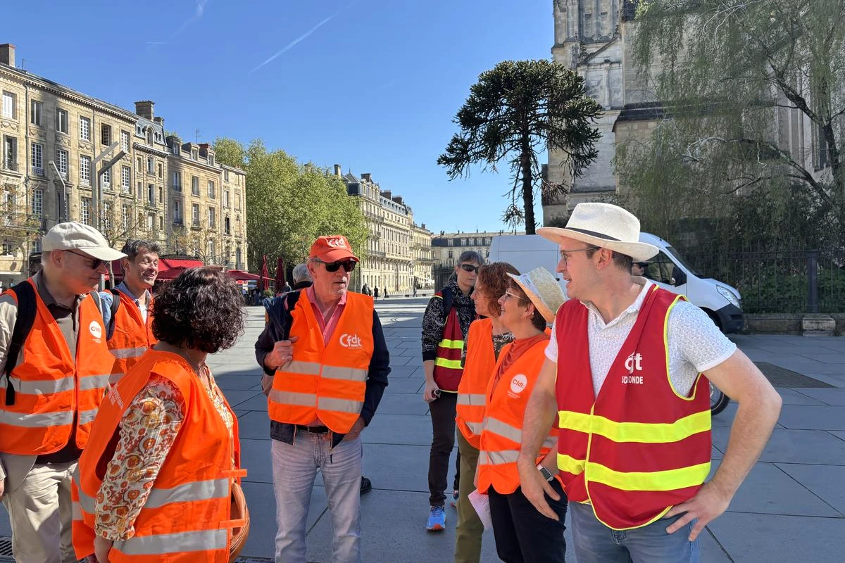 Syndicats en manifestation à Bordeaux, banderoles et drapeaux brandis contre la loi sur le 1er mai