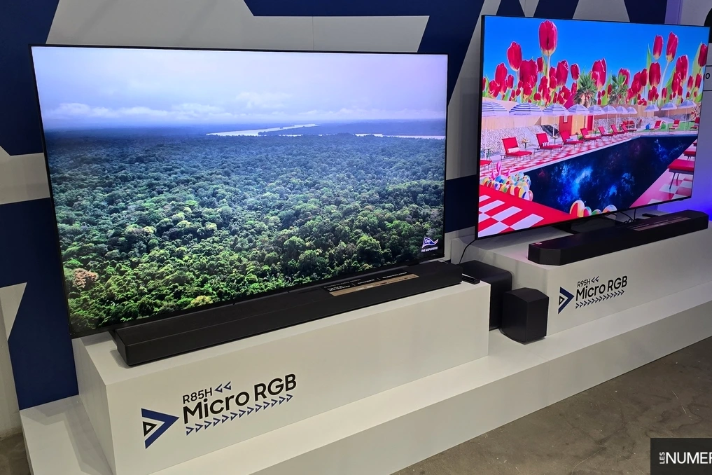 Téléviseur Samsung 2026 affichant un menu de prix sur fond clair, avec étiquette tarifaire visible à l’écran