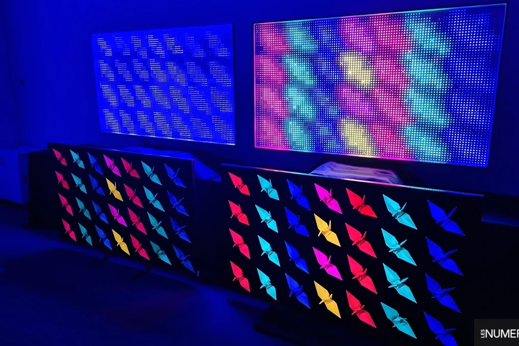 Téléviseur Sony True RGB affichant une image colorée éclatante, posé sur un meuble dans un salon moderne